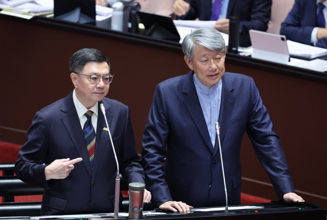 行政院長卓榮泰（左）與經濟部長郭智輝（右）29日前往立法院針對「賴清德政府能源配比及電價政策」專案報告並備詢。（姚志平攝）
