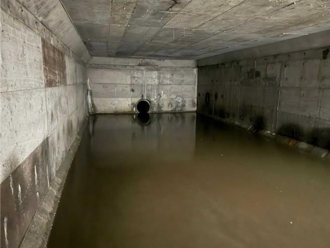 三峽區中山路67巷沿線每逢大雨侵襲時，排水設施無法容納來自鳶山山區的雨水，溢出路面導致下游中山路積水。（水利局提供）