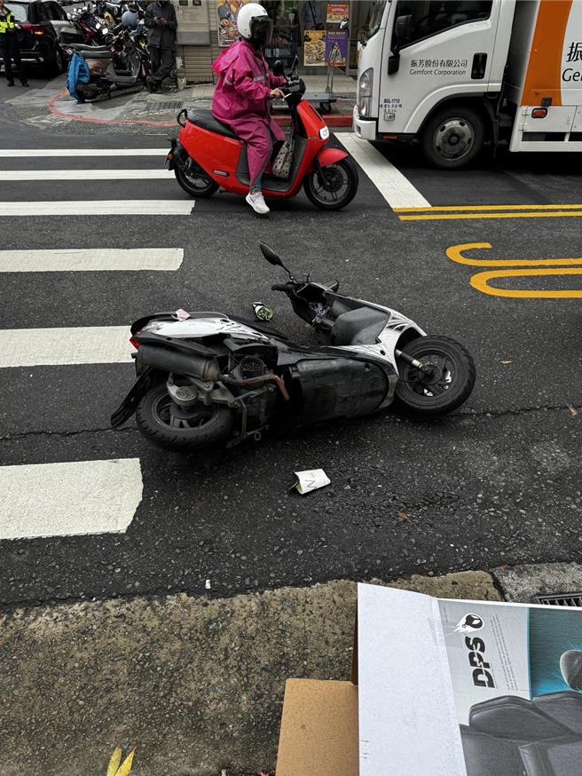 北市30岁男骑车突遭刺伤 ，逃命求救。（民眾提供）