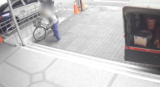 張男行兇後，騎著自行車前往附近派出所自首。（圖 / 劉詠韻翻攝）
