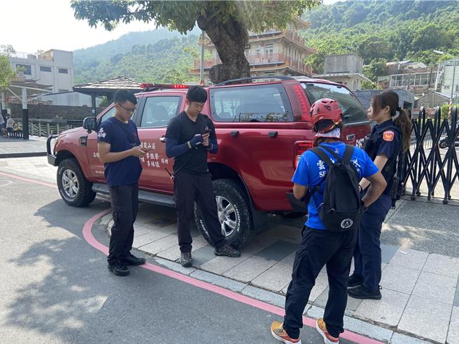 家住岡山區的24歲男子疑獨自登山柴山行蹤不明，家屬報案後，警消人員在今日中午進入山區搜尋。（民眾提供／郭良傑高雄傳真）
