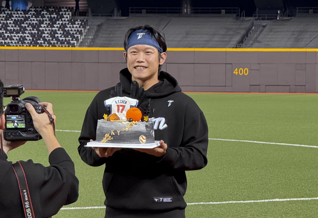 中华队左投陈冠宇在台北大巨蛋庆生。（李弘斌摄）