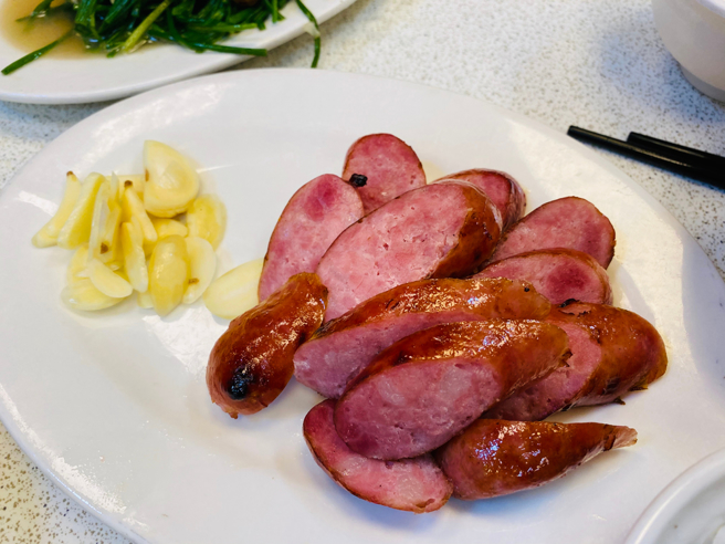 许多网友表示，吃香肠一定要配大蒜。（示意图：shutterstock／达志）