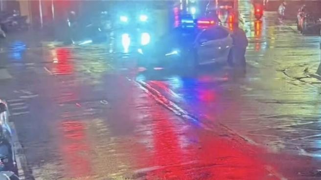 萬華警車雨夜差點撞到行人。（警方提供）