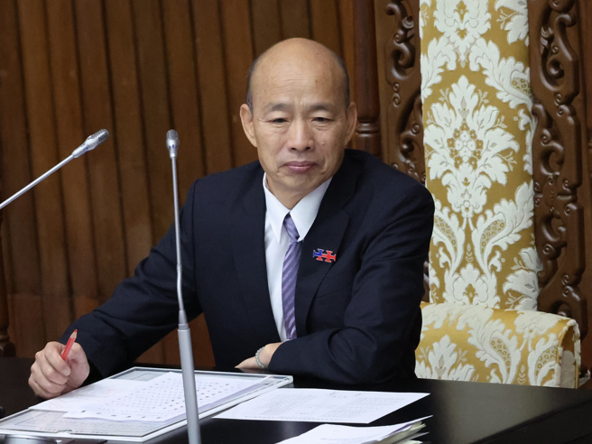 今(31)日下午1时40分许强颱康芮从台东成功登陆，许多县市传出不少灾情，今天多架班机出现取消或出发抵达时间异动情况。而立法院长韩国瑜31日就在脸书上表示，颱风天千万小心，有出门的好朋友，「安全第一，大家平安」。（资料照／姚志平摄）