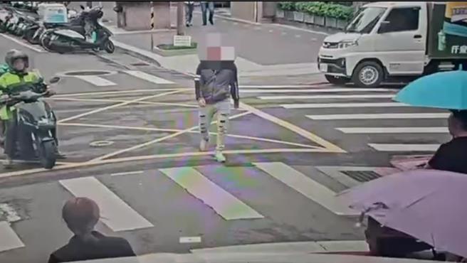 李姓男子行凶伤人后徒步离开。（民眾提供）