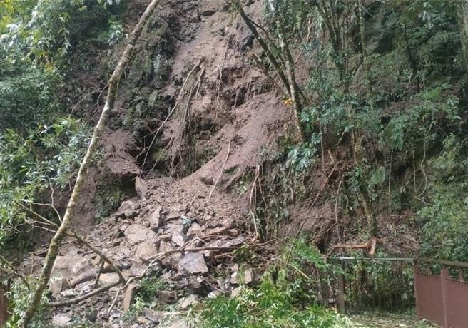 拉拉山國家森林遊樂區眺望之橋旁步道上邊坡崩落，即刻起休園。（林業保育署新竹分署提供／呂筱蟬桃園傳真）