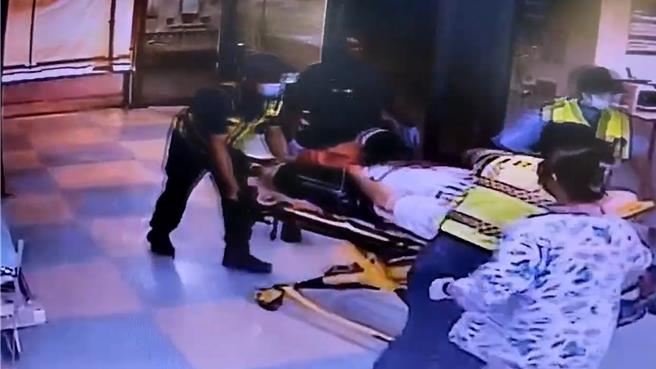 林男遭砍傷後緊急送醫。（民眾提供／李京昇台中傳真）