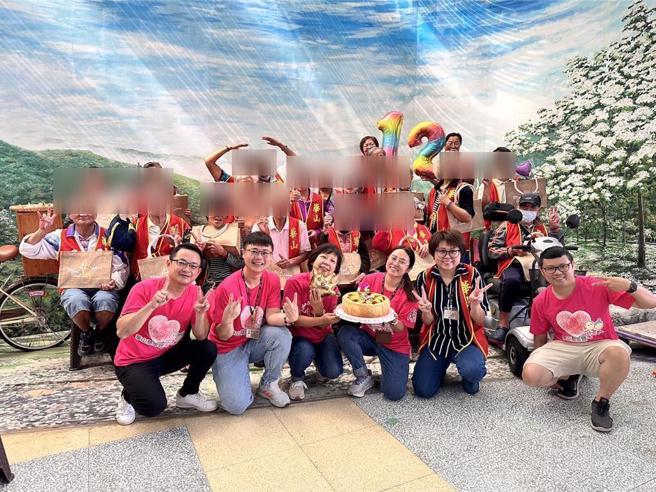 华山基金会苗栗三义天使站29日上午在双潭休閒农业区旅客中心，举办12周年感恩茶会。（华山基金会提供／谢明俊苗栗传真）