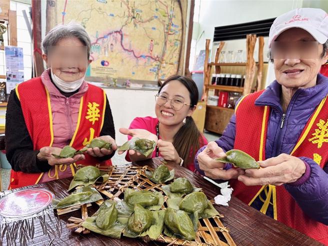华山基金会苗栗三义天使站29日上午在双潭休閒农业区旅客中心，举办12周年感恩茶会，与长辈一同作艾草粿。（华山基金会提供／谢明俊苗栗传真）
