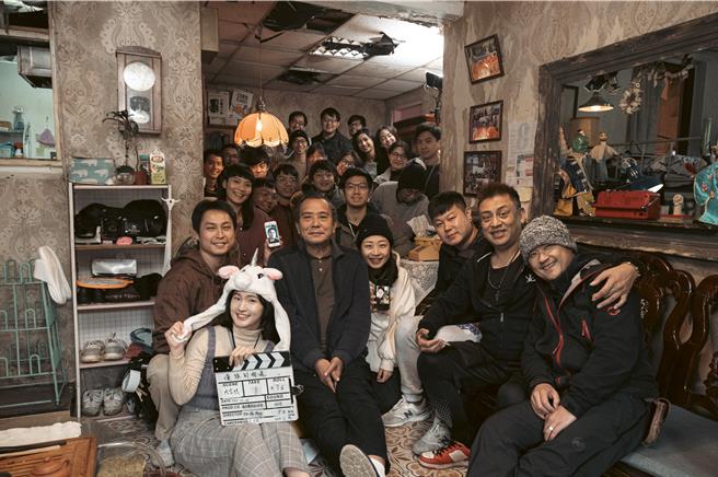 张作骥（前排左三）率领电影团队，齐心完成诚意之作《优雅的相遇》。（张作骥电影工作室提供）