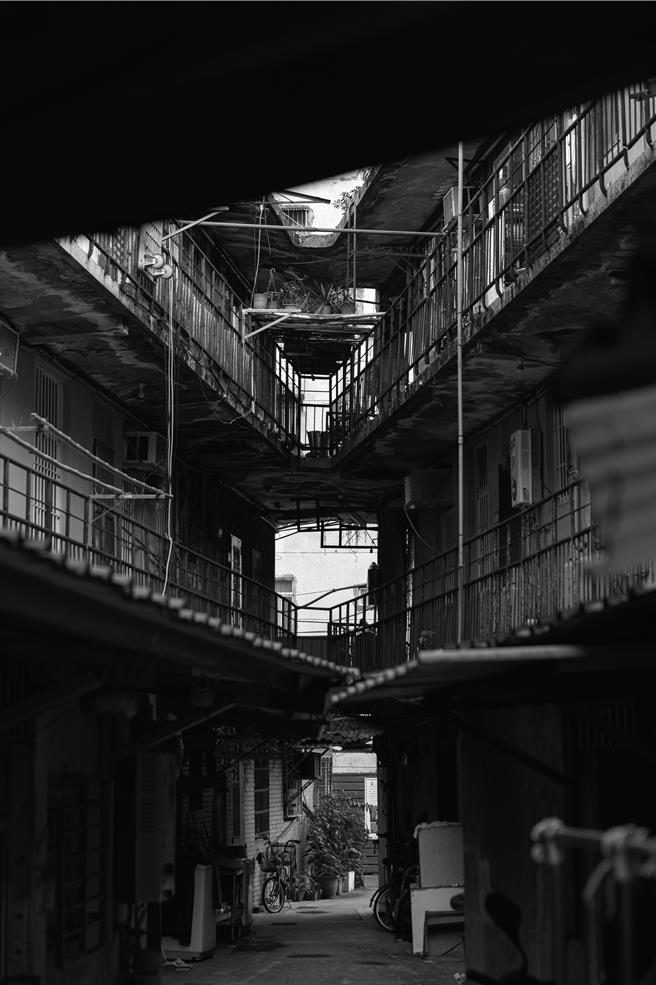 《优雅的相遇》电影主场景选在台北市万华巷弄内的警察宿舍，整栋建筑物充满故事感。（张作骥电影工作室提供）