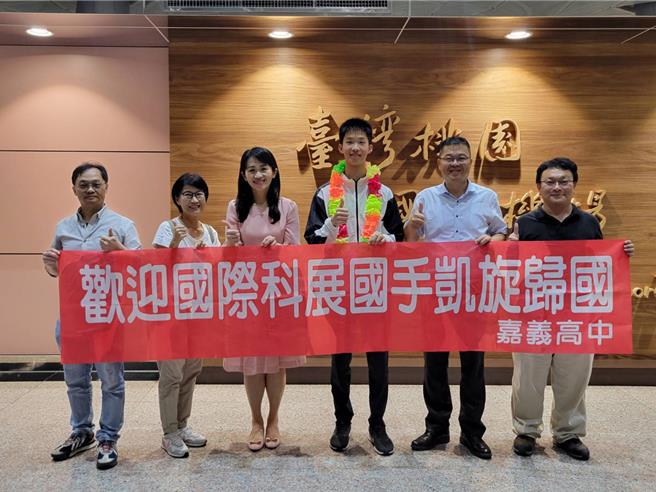 何母陈静慧（左至右）、陈惠璋老师、科教馆苏万生博士、何承佑、陈元泰校长、黄冠夫老师在桃园机场合照。（嘉中提供／廖素慧嘉市传真）