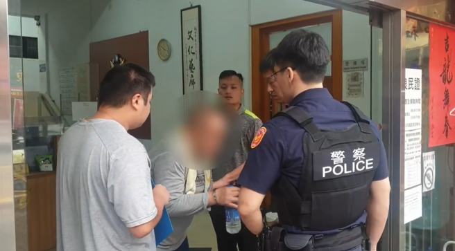 张男遭警方上铐时，反復向员警强调：「我是来自首的」。（图 / 刘咏韵翻摄）