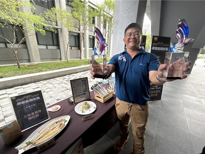 屏东县政府为推广水产品29日举办屏东金牌水产评鑑，当中枋寮三鱼直卖所的陈右颖在石斑鱼组与午仔鱼组都获奖，他说，养殖业也可以减碳永续发展。（谢佳潾摄）