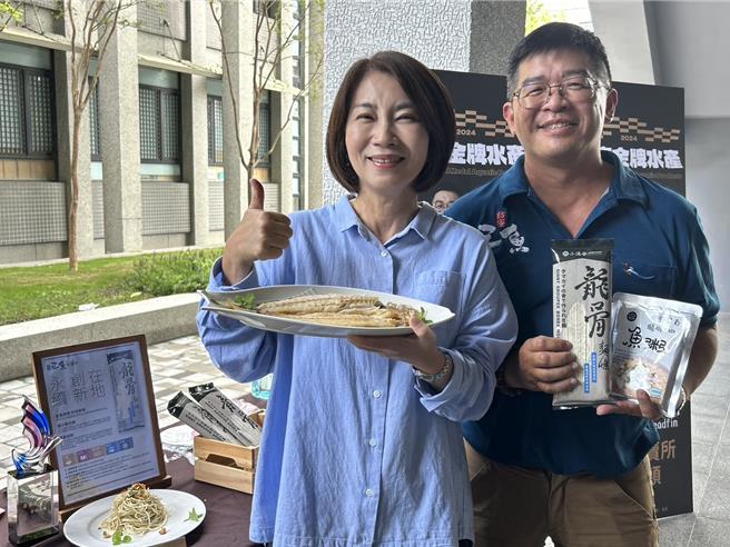 屏东县政府为推广水产品29日举办屏东金牌水产评鑑，当中枋寮三鱼直卖所的陈右颖在石斑鱼组与午仔鱼组都获奖，他说，养殖业也可以减碳永续发展。（谢佳潾摄）