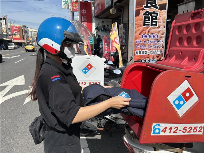 北港农工美工科毕业的廖晏岑申请青年领航计画到披萨店上班，目标是未来开早餐车。（虎尾就业中心提供）