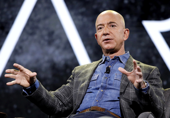 贝佐斯（Jeff Bezos）阻挡《华盛顿邮报》为贺锦丽背书，引发超过20万名订户退订，贝佐斯发布评论说明原因，强调媒体已经失去公信力。（美联社）