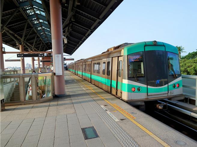 高雄捷運中央公園站今天下午發生電力跳脫，站內設備停擺，所幸列車運行不受影響。（示意圖／任義宇攝）