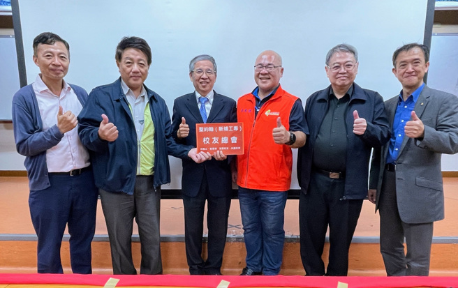 校內外人員參與講座活動。左起：休觀系游勇訓老師、校友總會童志誠理事、唐彥博校長、呂威德董事長、張文宇講座教授、校友總會林子欽理事。(照片/聖約翰科技大學提供)