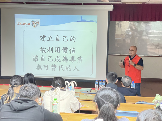 呂威德董事長勉勵學弟妹要建立自己的被利用價值，讓自己成為專業上無可替代的人。(照片/聖約翰科技大學提供)