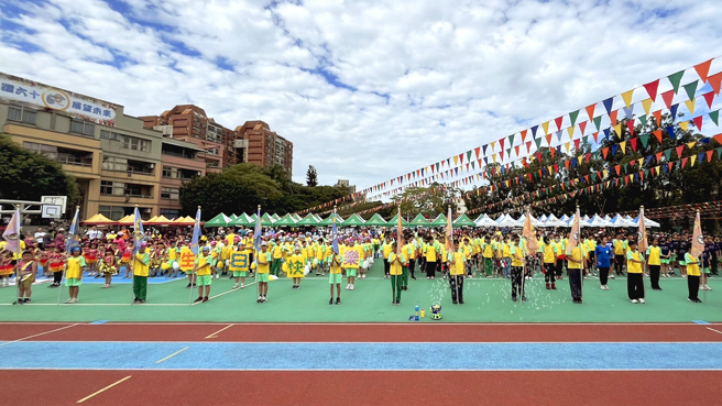 桃园市自立国小各年级学生们发挥创意精心打扮，更带着班旗、手举牌庆祝学校60岁生日。(图/永庆房产集团提供)
