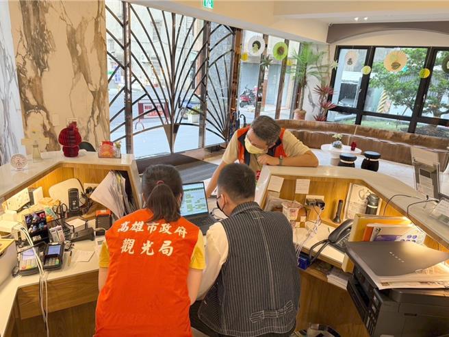 為持續發展演唱會經濟，高雄市觀光局聯合市府消保官持續稽查旅宿業者。（觀光局提供／林瑞益高雄傳真）