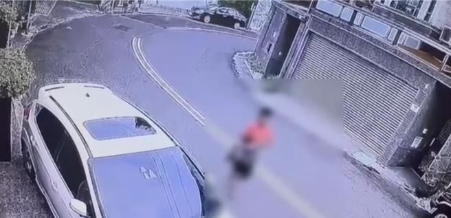 路口监视器拍下刘男逃逸画面。（民眾提供／李京升台中传真）