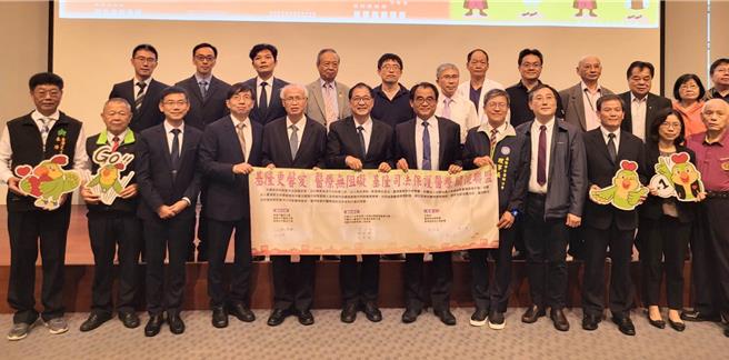 法務部長鄭銘謙（前左6）、高檢署檢察長張斗輝（前左5）與基隆地檢署檢察長李嘉明（前左4）等人，共同出席「基隆司法保護醫療關懷聯盟」的合作備忘錄簽訂。（基隆地檢署提供／張志康基隆報導）