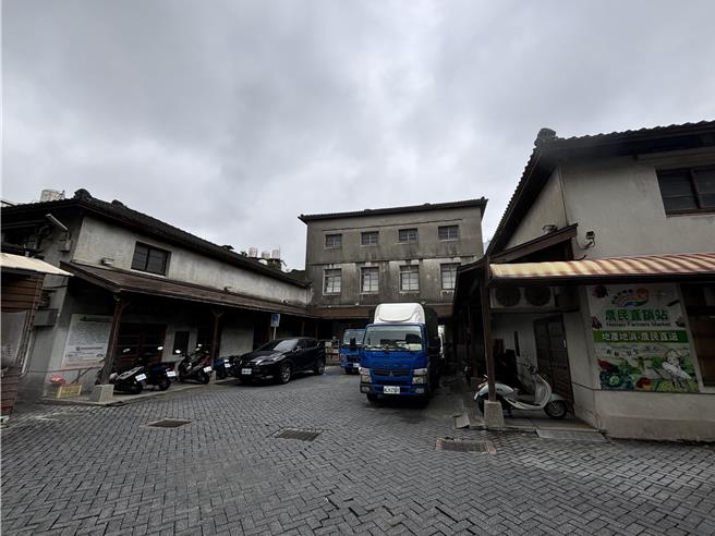 桃园市新屋区农会旧仓库群，保留了日治时期谷仓建筑，结构、座向及造型相当特殊，其中内部留存1具少見的木造巨型碾米机，2004年登录歷史建筑。民代盼中央、地方共同努力维护，提升新屋观光亮点。（廖姮玥摄）