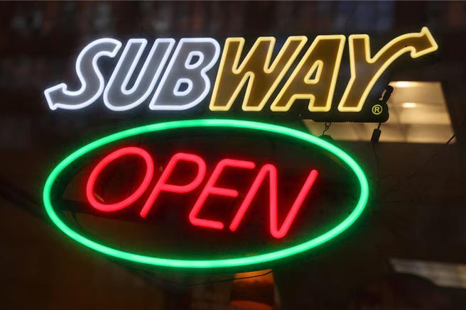 纽约曼哈顿一处赛百味门市外的装饰（图／路透社）