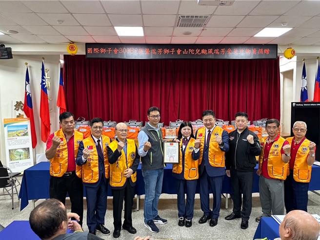 新北市瑞芳区受到颱风山陀儿重创，220户居民家园满目疮痍，LCIF国际狮子会基金会、国际狮子会300B 2区为此与新北市瑞芳狮子会筹措赈灾物资共计1万5000元美金，今（29）日由瑞芳区公所代为收下，盼能协助受灾户重建家园。（瑞芳区公所提供）