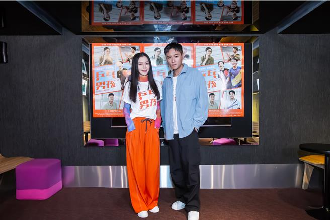 徐若瑄（左）、郑人硕勤跑影厅替电影《乒乓男孩》谢票。（图／华纳兄弟提供）