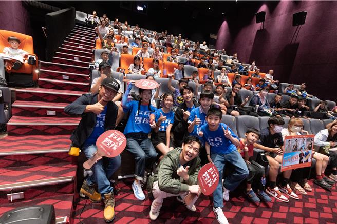 电影《乒乓男孩》口碑好评爆棚，片中演员们跑影厅谢票。（图／华纳兄弟提供）