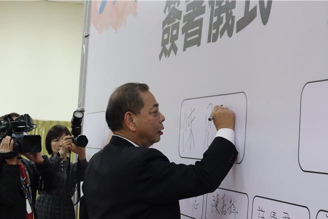 新竹县副县长陈见贤与各宫庙代表共同签署「反诈宣言」，象徵宗教团体正式加入「打诈竹县队」。（邱立雅摄）