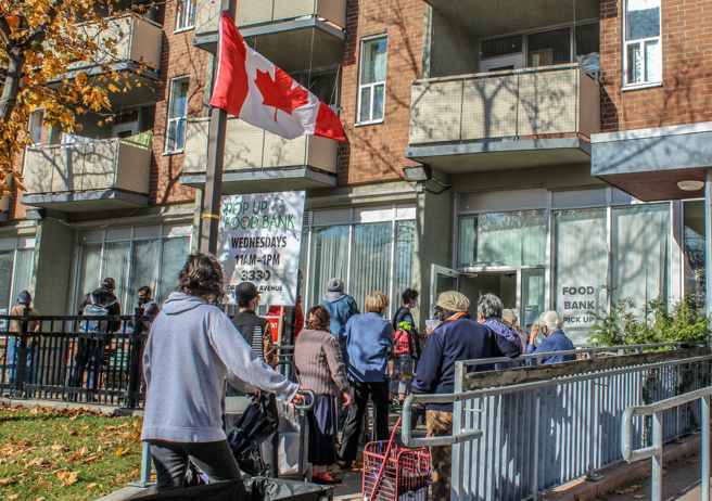 2020年11月，疫情期间，人们在加拿大多伦多每日麵包食品银行（Toronto's Daily Bread Food Bank）等待领取食物。（示意图：shutterstock／达志）