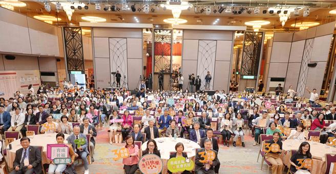 育成社福基金会29日举办30周年庆活动，除了邀请官员与会外，更邀集身心障碍艺术家参与。（育成社福基金会提供／林良齐台北传真）