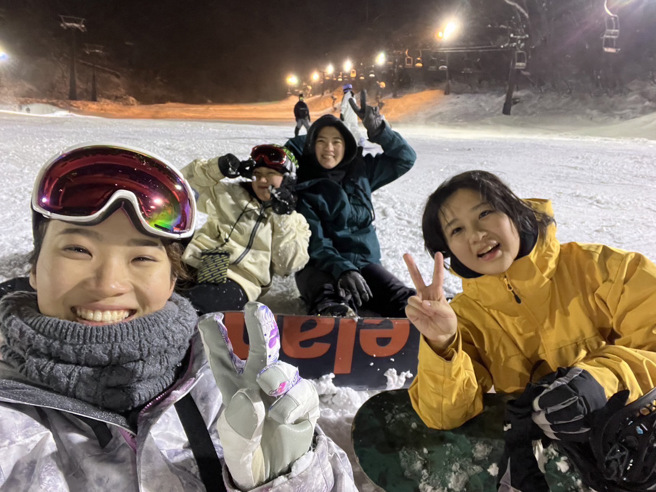 玄大應日系學生陳沛萱(右1)於大三時，赴日本長野縣白馬滑雪場實習。(照片/玄奘大學提供)