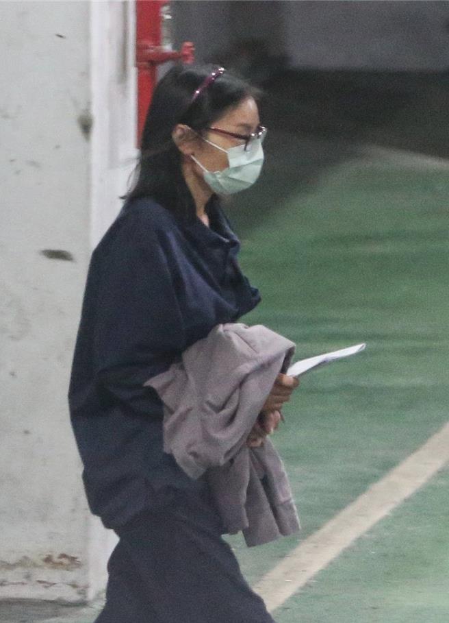 家住新北市的简姓陆配，因与公婆不睦，带2名女儿到碧潭，竟假藉拍照骗女儿下水，最后双双溺毙，台北地检署以杀人罪起诉后，29日将在押的简女（见图）移审台北地院。（赵双杰摄）