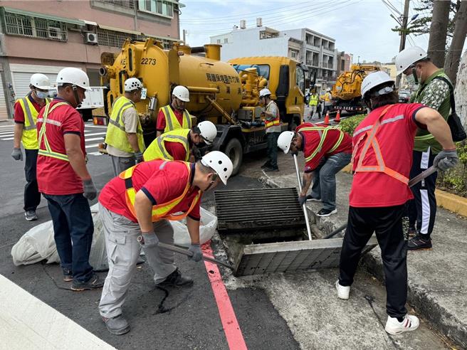 新竹市代理市长邱臣远29日傍晚表示，今天下午5时30分已成立灾害应变中心二级开设，并强化各项整备工作。（新竹市政府提供／陈育贤新竹传真）