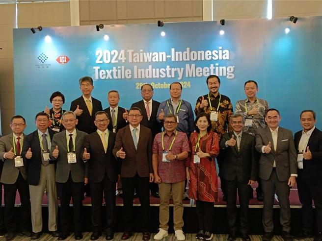 由纺拓会与印尼纺织协会首次共同举办的「台湾印尼纺织产业会议」，29日在印尼万隆举行。左五为台湾纺拓会董事长郭绍仪。右五为印尼纺织协会副会长Basrie Kamba。图／袁延寿