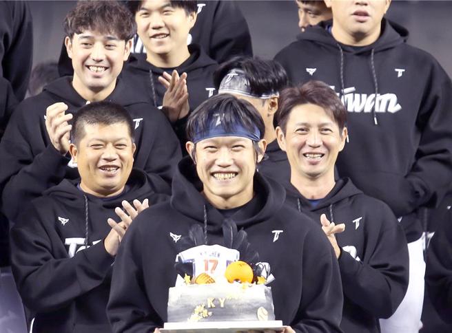 队员们特地致赠蛋糕为投手陈冠宇（中）庆生。（范扬光摄）