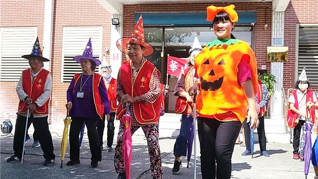 华山基金会台东站举办「111拐杖节」活动，长者变装拄柺游街募集发票。（华山基金会提供／萧嘉蕙台东传真）