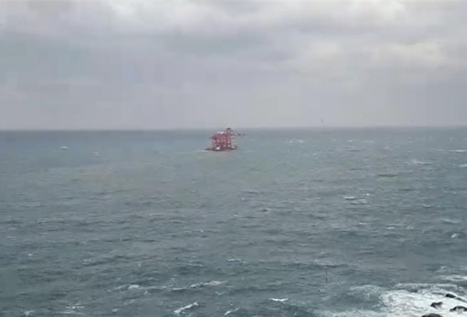 29日上午離開基隆港的陸籍貨輪，下午被發現錨泊在野柳外海失去動力，海巡宜蘭艦趕往了解狀況。（翻攝照片／張志康基隆傳真）
