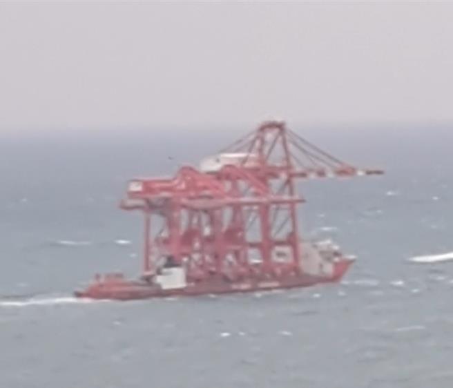 29日上午離開基隆港的陸籍貨輪，下午被發現錨泊在野柳外海失去動力，海巡宜蘭艦趕往了解狀況。（翻攝照片／張志康基隆傳真）