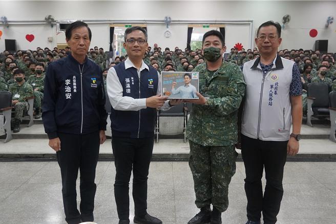 台北市副市长张温德28日代表市长蒋万安，前往兵役局替代役中心慰劳接受14天教育召集的宪兵后备弟兄。（北市兵役局提供／丁上程台北传真）