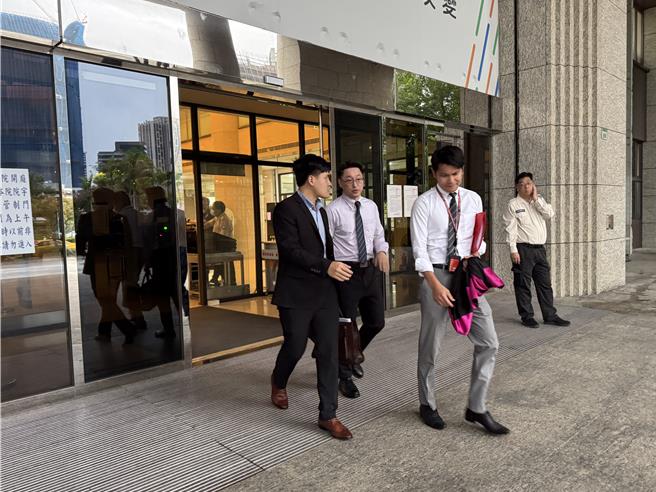 桃检派出承办案件的主任检察官吕象吾、检察官陈嘉义及公诉组检察官邱健盛等3人共同蒞庭。(蔡依珍摄)