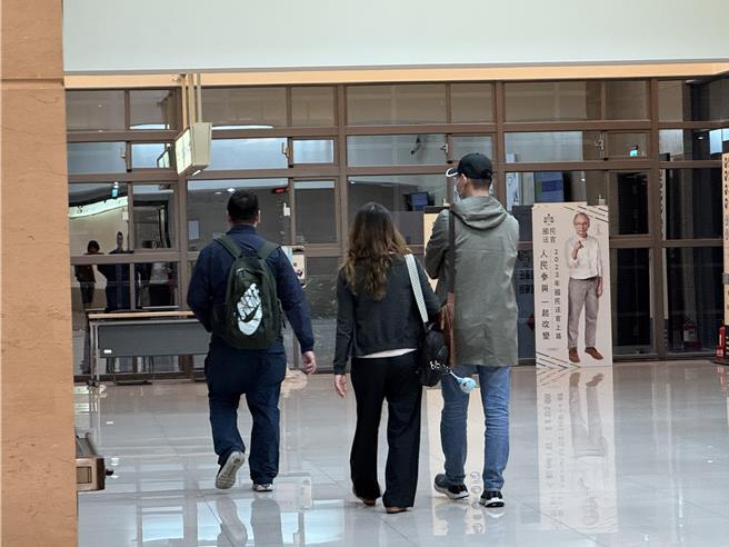 40岁廖力廷和黄姓妻子(中)坦承送钱给郑文灿，希冀能免刑或缓刑。(蔡依珍摄)