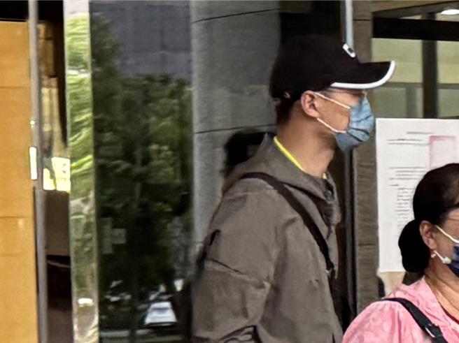 40岁廖力廷和黄姓妻子(中)坦承送钱给郑文灿，希冀能免刑或缓刑。(蔡依珍摄)