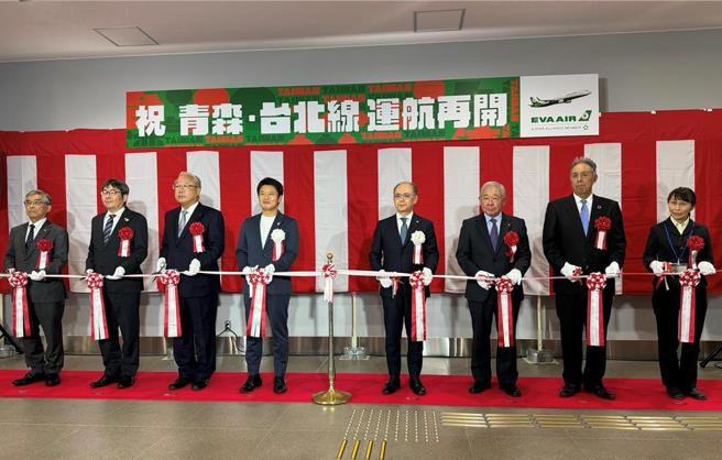 长荣航空桃园－青森航班再度启航！特别于青森机场举行庆祝仪式，由长荣航空日本支社支社长陈启伟(右四)与青森县知事宫下宗一郎(左四)等贵宾共同剪彩，期盼透过每周3班的飞航服务吸引旅客前往青森县观光。图／长荣航空提供